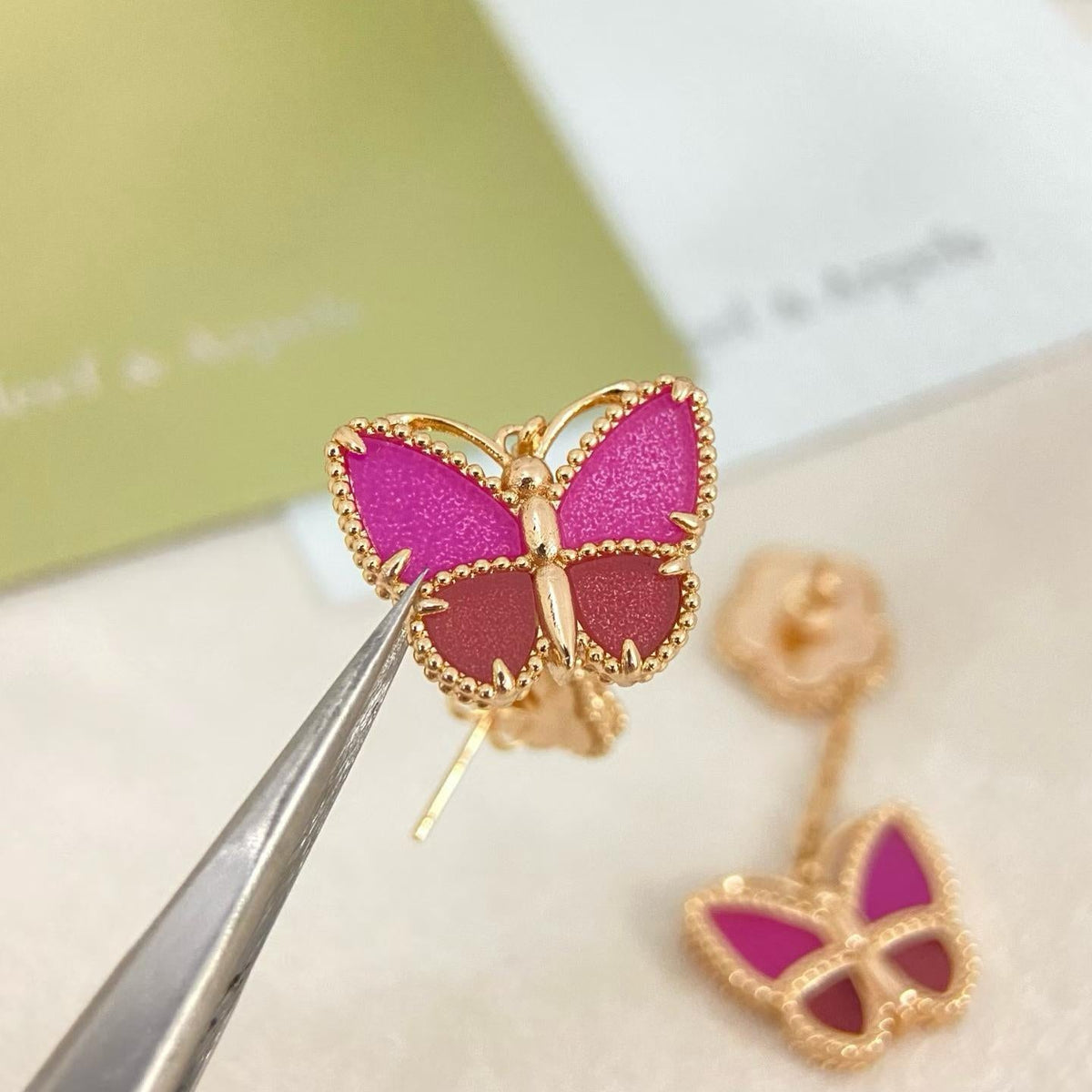 {
"Renovia Jewelry": "レノビア・ジュエリー",
"ROSE QUARTZ TWO‑FLOWER BUTTERFLY DROP EARRINGS": "ローズクォーツ 2フラワー バタフライ ドロップピアス"
}
