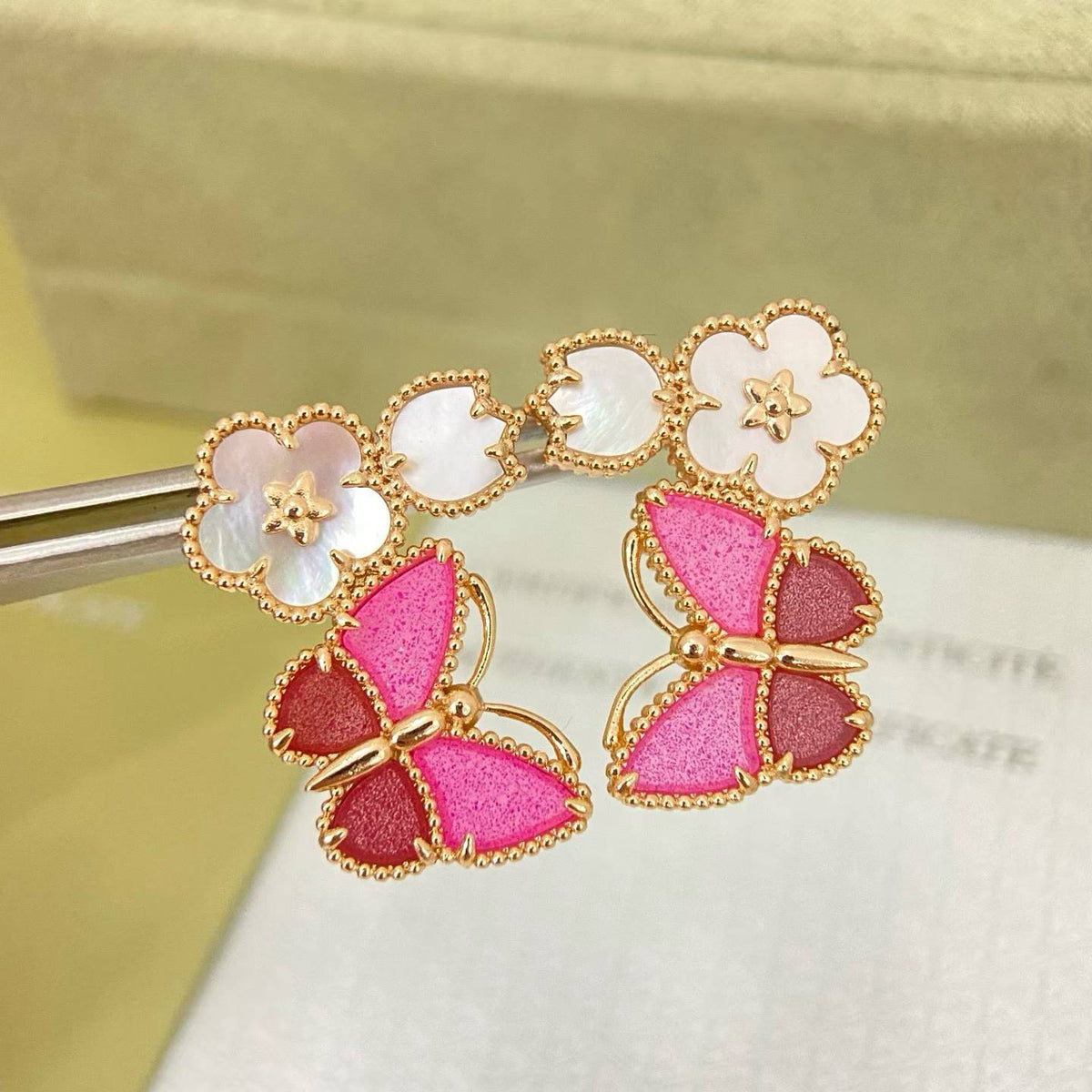 {
  "Renovia Jewelry": "レノビア・ジュエリー",
  "ROSE QUARTZ THREE‑IN‑ONE BUTTERFLY STUD EARRINGS": "ローズクォーツ 3WAY バタフライ スタッドピアス"
}