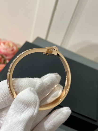 [Resenara Jewelry]WIDE HINGED BANGLE PINK GOLD WITH BAGUETTE DIAMONDS