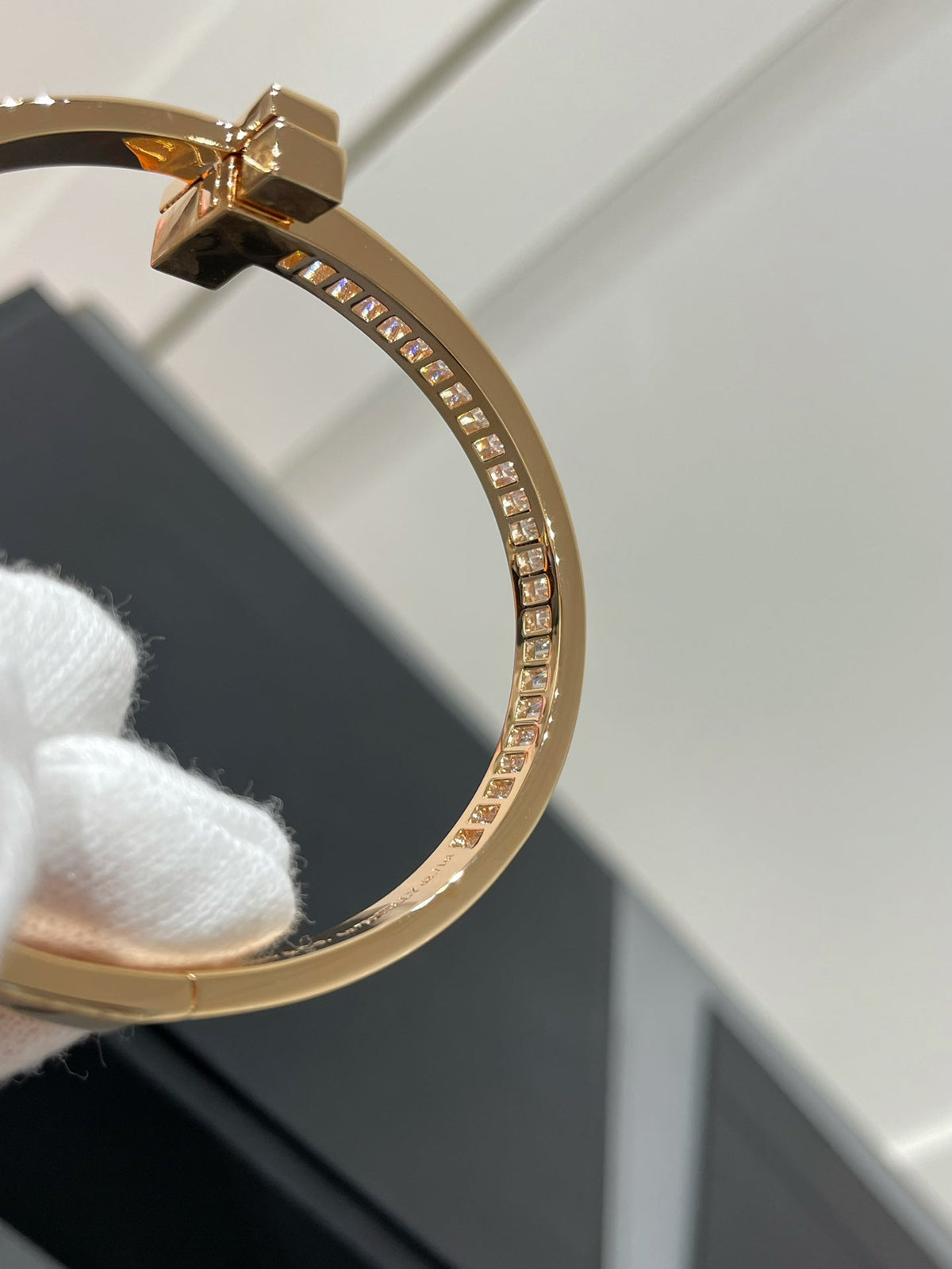 [Resenara Jewelry]WIDE HINGED BANGLE PINK GOLD WITH BAGUETTE DIAMONDS