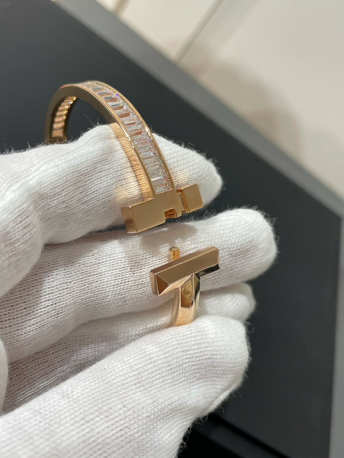 [Resenara Jewelry]WIDE HINGED BANGLE PINK GOLD WITH BAGUETTE DIAMONDS
