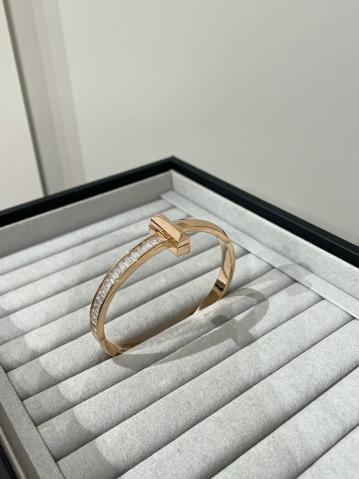 [Resenara Jewelry]WIDE HINGED BANGLE PINK GOLD WITH BAGUETTE DIAMONDS