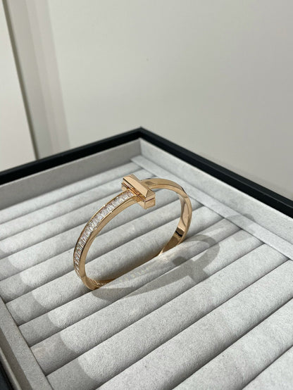 [Resenara Jewelry]WIDE HINGED BANGLE PINK GOLD WITH BAGUETTE DIAMONDS