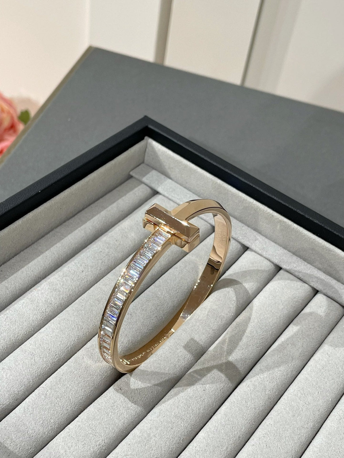 [Resenara Jewelry]WIDE HINGED BANGLE PINK GOLD WITH BAGUETTE DIAMONDS