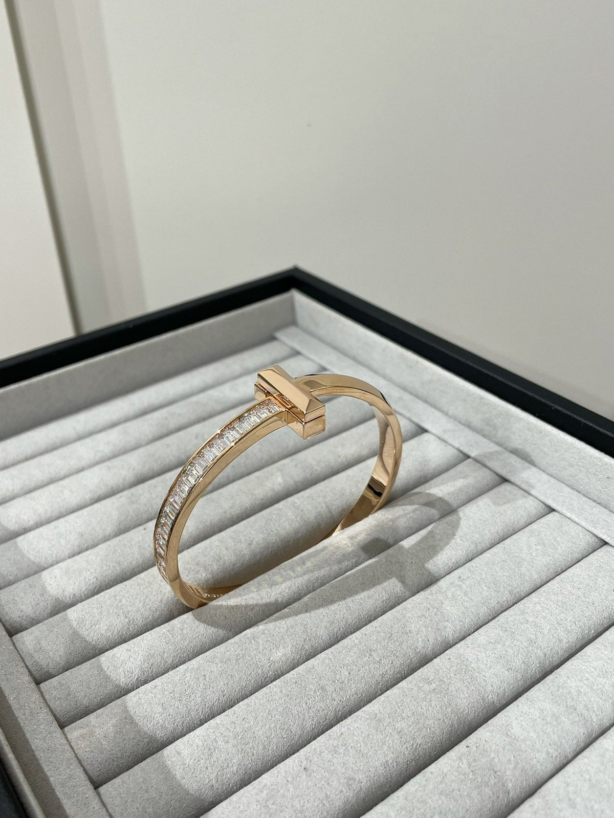 [Resenara Jewelry]WIDE HINGED BANGLE PINK GOLD WITH BAGUETTE DIAMONDS